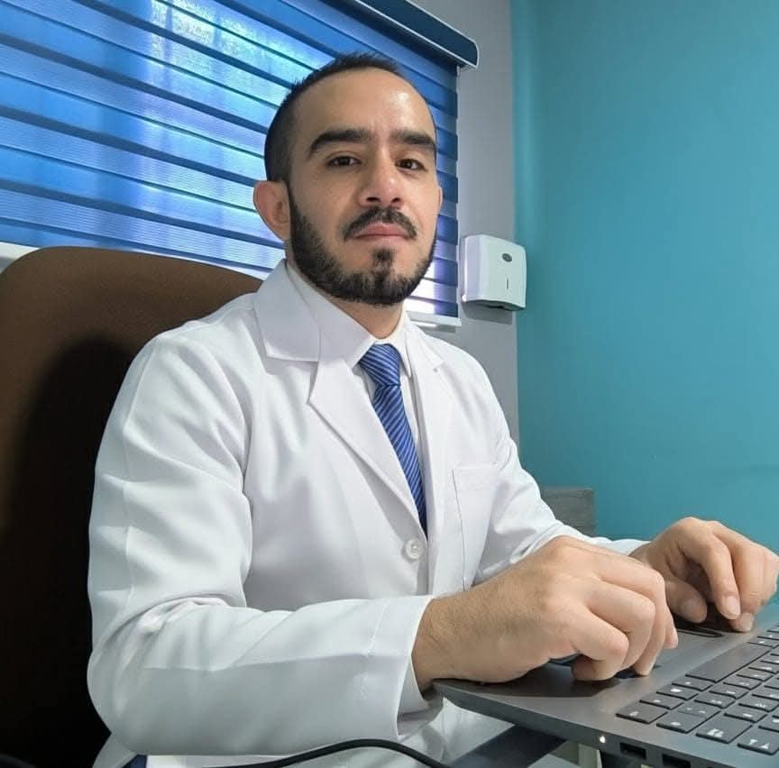 L.N. Juan Carlos Mendoza Verde en su consultorio